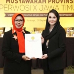 Fatma Saifullah Yusuf saat foto bersama Arumi Bachsin.