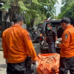 Evakuasi sepasang kekasih yang ditemukan tewas dalam kamar kos di Surabaya.
