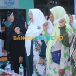 Dukungan dari Nyai dan Neng Hisnu Sampang untuk Ganjar Pranowo. Foto: MUTAMMIM/BANGSAONLINE