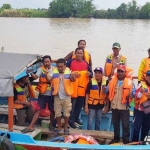 Kades Pangkahwetan Syaifullah Mahdi bersama warga saat membantu proses pencarian korban laka yang jatuh ke Bengawan Solo. foto: Syuhud/bangsaonline.com