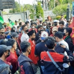 Puluhan mahasiswa dari GMNI, HMI, IMM, dan LMND yang tergabung dalam Aliansi Mahasiswa Tuban, terlibat aksi saling dorong dengan aparat kepolisian saat menggelar demonstrasi di depan Gedung DPRD Tuban, Kamis (14/4/2022).