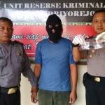 Petugas Polsek Driyorejo saat ekspos tersangka pengedar sabu. foto: syuhud/BANGSAONLINE