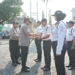 Kapolres Probolinggo Kota AKBP Ambariyadi Wijaya saat memberikan penghargaan kepada satpam berprestasi.
