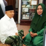 Anis Ambiyo Putri ketika sowan Kiai Asep Saifuddin Chalim. foto: ist.