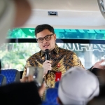 Bupati Kediri Hanindhito Himawan Pramana saat menyapa calon jamaah haji di dalam Bus. (Ist).