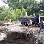 Petugas saat mengamankan perlengkapan mekanik para pelaku. 