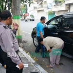 Petugas melakukan olah TKP di Jl Gus Dur Jombang. foto: RONY S/ BANGSAONLINE
