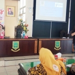 Farida (duduk di tengah) ketika hendak menjadi narasumber seminar HIV/AIDS di Pendopo Graha Praja Wijaya. foto: Yudi EP/ BANGSAONLINE