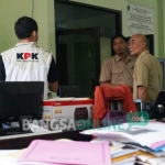 Salah satu penyidik KPK saat melakukan penggeledahan di Dinas PU Cipta Karya Jombang. foto: Dok. BANGSAONLINE