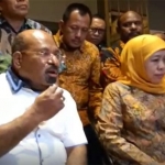 Gubernur Papua Lukas Enembe didampingi Gubernur Jatim Khofifah Indar Parawansa.