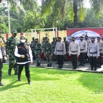 Kapolres Blitar AKBP Adhitya Panji Anom bersama Bupati Blitar Rini Syarifah saat meninjau barisan dalam apel gelar pasukan Operasi Lilin Semeru 2021 di halaman mapolres setempat, Kamis (22/12).