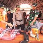 Wakil Wali Kota Pasuruan Adi Wibowo saat mengecek kelengkapan peralatan untuk menghadapi bencana.