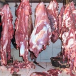 Salah satu kios daging sapi di Pasar Songgolangit.