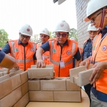 Komisaris Utama SIG, Sigit Widyawan (tengah) dan Direktur Utama SIG, Indrieffouny Indra (kanan) mengaplikasikan bata interlock presisi di Pabrik Indarung PT Semen Padang, Sumatra Barat. foto: ist.