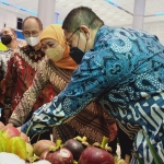 Gubernur Jatim Khofifah Indar Parawansa bersama Waketum Bid Organisasi, Hukum, dan Komunikasi Kadin Indonesia dan Ketua Kadin Jatim saat mengunjungi stand pameran Foto: DEVI FITRI AFRIYANTI/ BANGSAONLINE