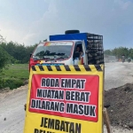 Truk saat melintasi proyek Jembatan Dam Seng di Kecamatan Senori, Tuban.