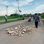 SIDAK: Pj Bupati Hudiyono melihat urukan material bekas di Jl KH Ali Mas