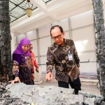 Gubernur Khofifah saat meninjau kerusakan Gedung Negara Grahadi, Surabaya. 