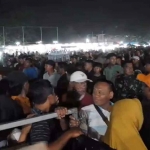 Tawuran saat konser dangdut di PHBN Pasuruan.