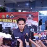 Kasat Reskrim Polres Kediri AKP Rizkika Atmadha Putra saat memberi keterangan kepada wartawan