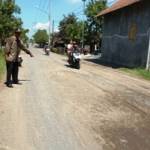 ?Kasi Pembangunan Desa Kalidawir Moh Socheh, Tanggulangin menunjukkan lokasi jalan rusak rawan kecelakaan. foto: Agus HP/HARIAN BANGSA)