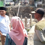 Ketua DPRD Gresik Much Abdul Qodir, didampingi Camat Benjeng Siti Sulichah dan Muspika saat sidak proyek Jembatan Klampok. foto: SYUHUD/BANGSAONLINE