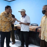 Kepala Dinsos Kota Kediri, Paulus Budi Luhur, saat menyerahkan bantuan secara simbolis kepada lansia. Foto: Ist