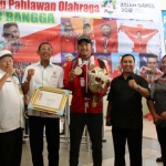 APRESIASI: KONI Sidoarjo dan sejumlah pihak menyambut atlet voli pantai peraih medali perak Asian Games 2018, di Bandara Internasional Juanda, Rabu (5/9) malam. foto: ist