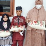 Anak-anak yatim piatu yang mendapat donasi beras dari H. Samwil, Anggota Fraksi Partai Demokrat DPRD Jatim. foto: istimewa