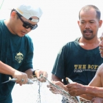 Wakil Wali Kota Pasuruan, Adi Wibowo, saat memanen bandeng jelak.