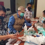 Kepala Dishub Nanang Setiwan dan Kadiskop, UKM, dan Perindag Agus Boediono saat menjalani rapid test. foto: SYUHUD/ BANGSAONLINE