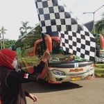 Gubernur Jatim, Khofifah Indar Parawansa, ketika memberangkatkan 431 pemudik dari Jakarta dan sekitarnya untuk pulang kampung.