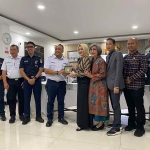 Wakil Ketua BURT DPR RI, Indah Kurnia, menyerahkan cinderamata kepada Kepala Stasiun Pasar turi, Wisnu Pamudyo, Executive Vice President (EVP) KAI Daop 8. (Ist)