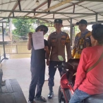 Bhabinkamtibmas Desa Krembangan, Polsek Taman, Briptu Dicky, bersama perangkat desa memberikan imbauan kepada pemilik dan operator perahu penyeberangan.

