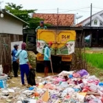 Satgas DLH Pamekasan saat mengangkut sampah