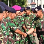 Pangkoarmada II Laksamana Muda TNI Mintoro Yulianto, S.Sos, M.Si saat menyalami para prajurit.