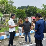 Petugas dari Satreskrim Polres Blitar Kota saat olah TKP pelecehan terhadap seorang pelajar.