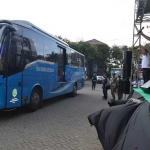 Suasana pemberangkatan mudik gratis di halaman kantor Pemkab Gresik. foto: SYUHUD/ BANGSAONLINE