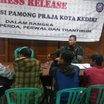 Keempat pemuda saat dimintai keterangan di Mako Satpol PP Kota Kediri. 