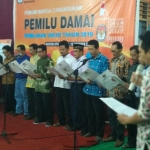 Peserta pemilu saat melakukan deklarasi damai dalam forum warga cangkrukan pemilu damai. foto: YUNIARDI S/ BANGSAONLINE
