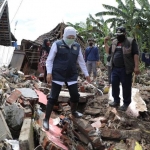 Gubernur Jawa Timur Khofifah Indar Parawansa mendatangi  korban banjir meninjau jembatan yang jebol di Dusun Ngerong Desa Ngerong dan tanggul di Desa Kepulungan Kecamatan Gempol Kabupaten Pasuruan, Jumat (5/2/2021). foto: ist/ bangsaonline.com