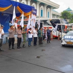 Anggota Badan Pelaksana BPKH, Indra Gunawan, saat memberangkatkan peserta rombongan program balik kerja.