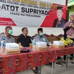 Anggota DPRD Jatim, Gatot Supriyadi (pakai peci), dan anggota DPRD Kota Mojokerto, Febriana Meldyawati, ketika mengelar reses di Desa Pekuwon. Foto: YUDI EKO PURNOMO/ BANGSAONLINE
