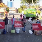 Pasien sembuh Covid-19 saat dipulangkan dari Hotel Asrama Haji Sukolilo, Surabaya. (foto: ist).