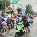 Banjir luapan Kali Lamong merendam jalan di wilayah Menganti beberapa waktu lalu. foto: SYUHUD A/BANGSAONLINE