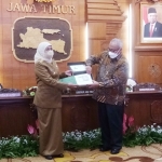Gubernur Jawa Timur Khofifah Indar Parawansa menerima token apresiasi berupa tujuh pecahan uang baru.