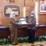 Gubernur Jawa Timur Khofifah Indar Parawansa menerima token apresiasi berupa tujuh pecahan uang baru.