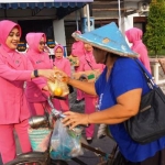 Selain tukang becak, sedekah sarapan pagi juga dibagikan kepada para pengguna jalan yang lewat di depan para istri polisi tersebut. 