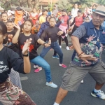 Ki Bagong memimpin tari Remo bersama warga. 
