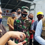 Emanuel Ahmad, Kepala Kejaksaan Bangkalan bersama Bupati Abdul Latif Imron serta Forkopimda usai memantau Kampung Tangguh di Kelurahan Pejagan, Bangkalan, Kamis (18/6).